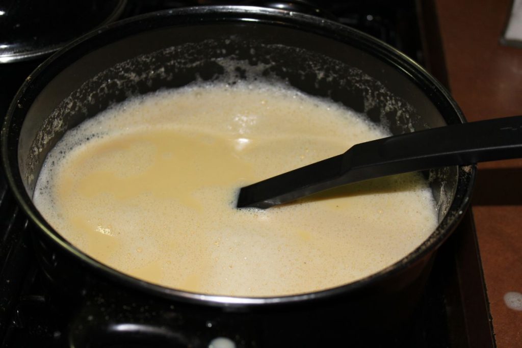 El atole de tejocote puede ser una opción de temporada para mantener al cuerpo cálido.