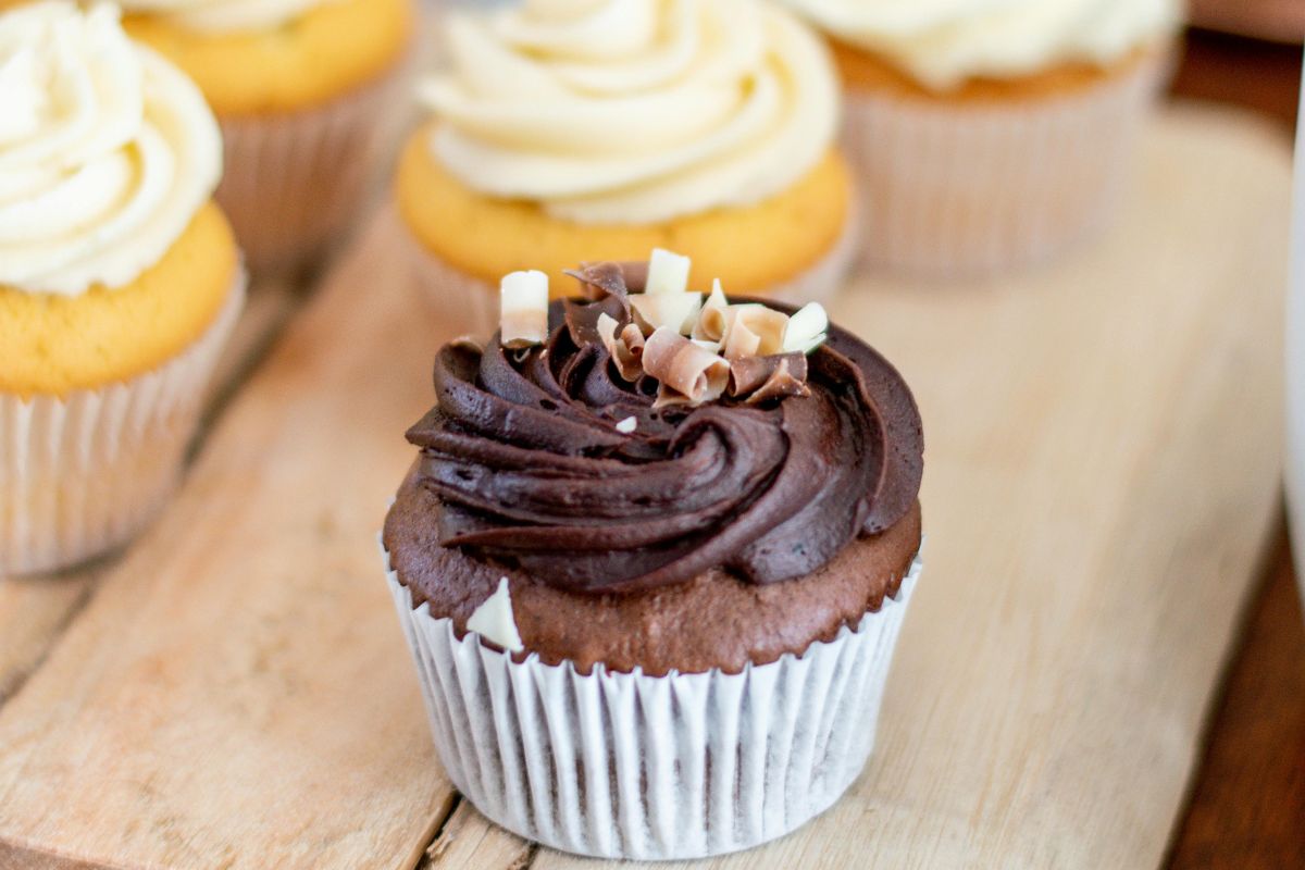 Cupcake con crema de chocolate. Foto de Pexels.