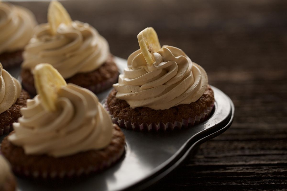 Cupcakes con betún de café. Foto de Pexels.