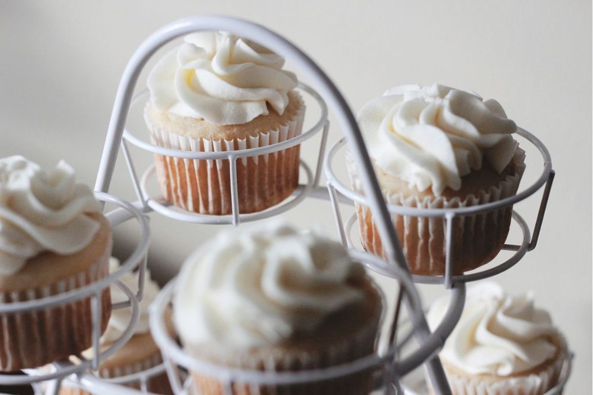 Cupcakes de vainilla con betún blanco. Foto de Pexels.