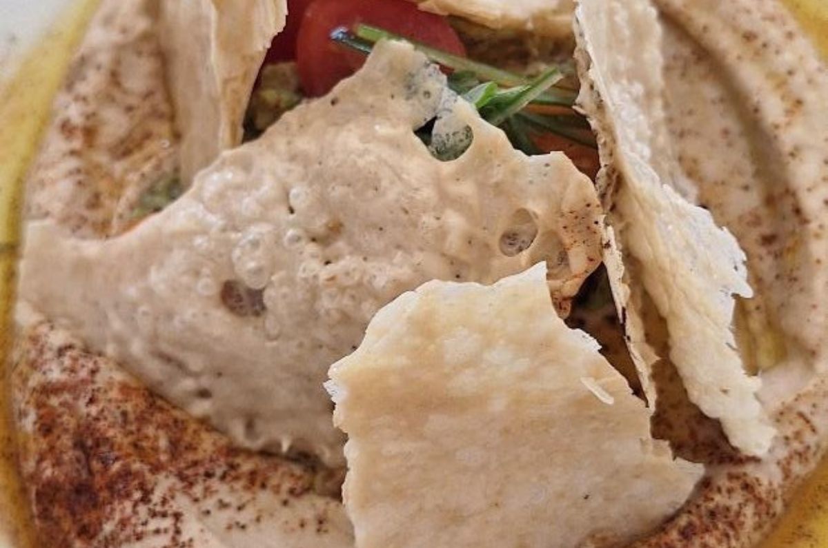 Hummus & guacamole con chicharrón de pargo, foto de Miriam Carmo