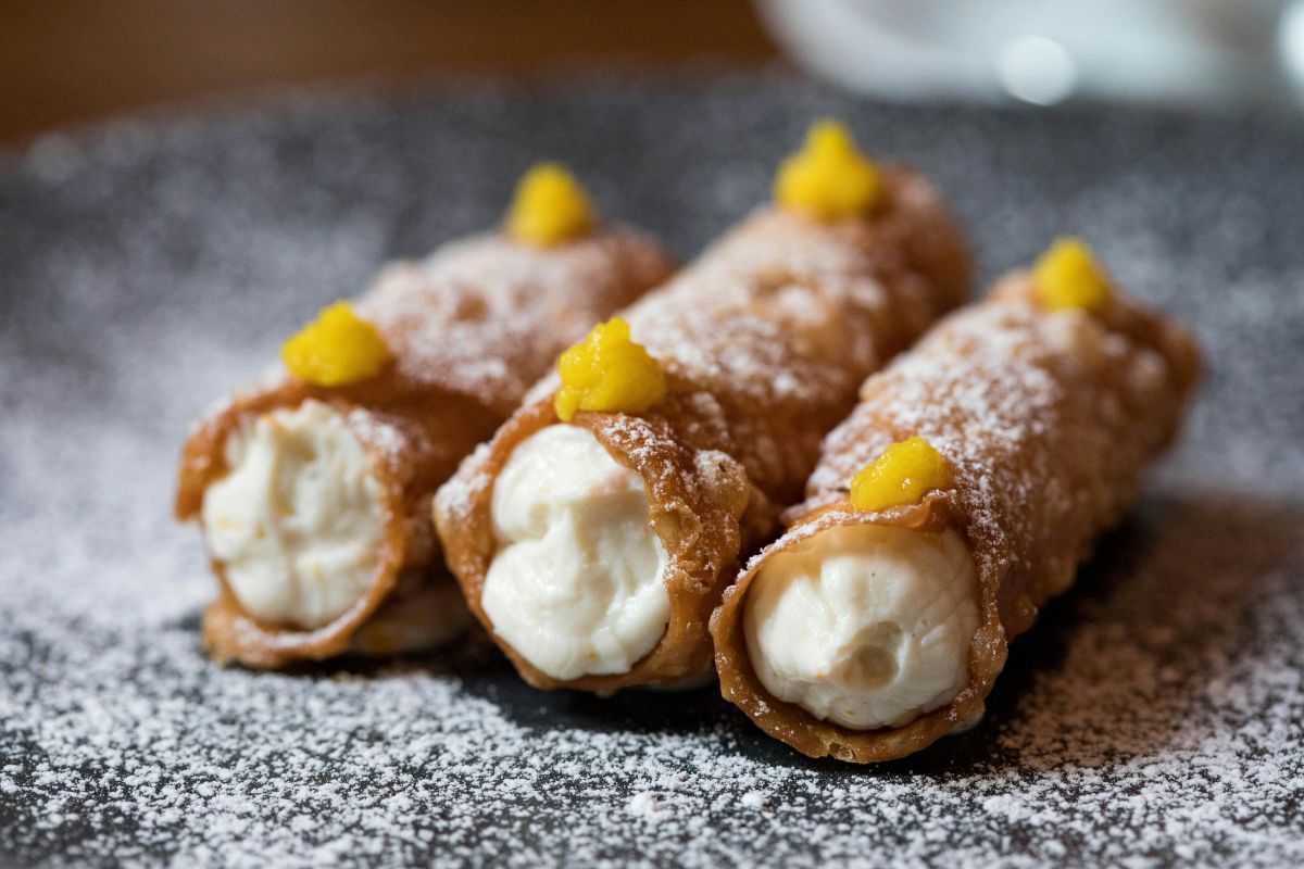 Cannolis rellenos de queso mascarpone. Foto de Pexels.