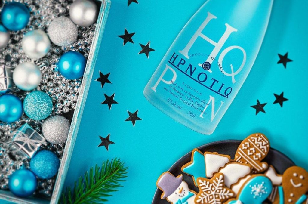 Brinda en rojo y azul: los cócteles que dominarán esta Navidad