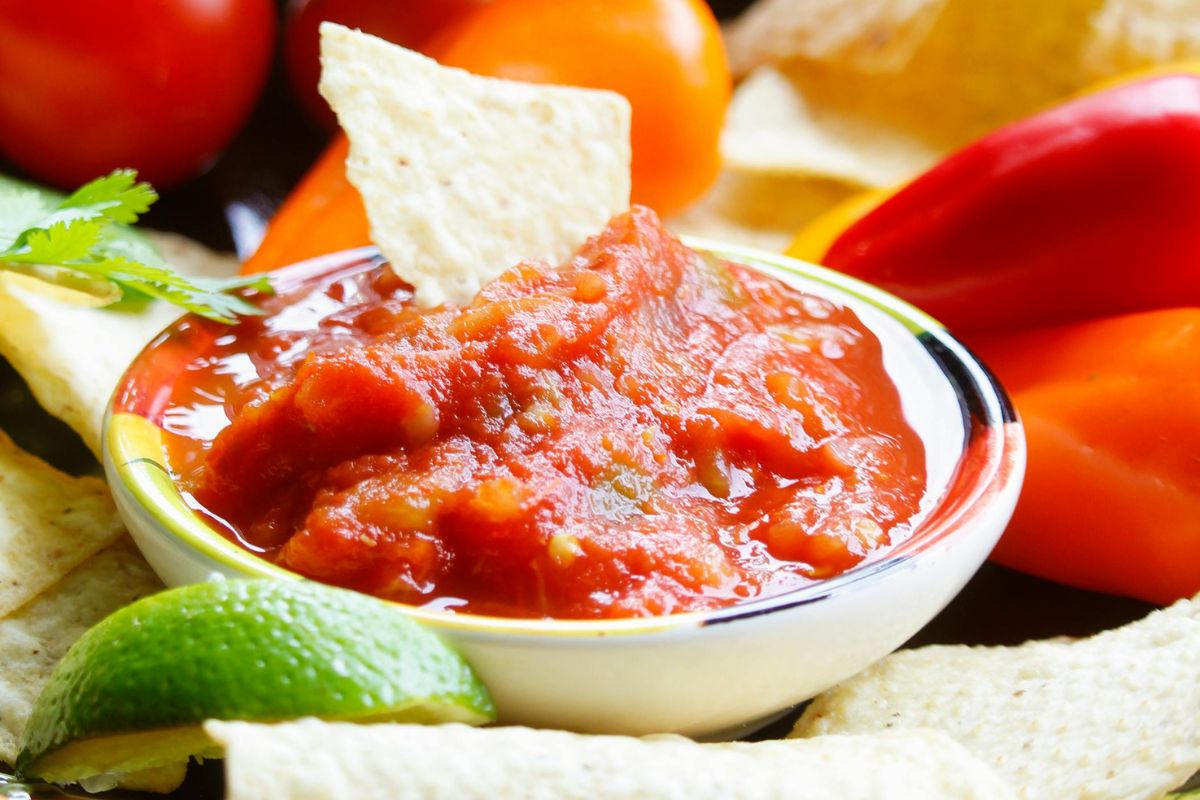 Salsa para acompañar chips de tortilla. Foto de Pexels.