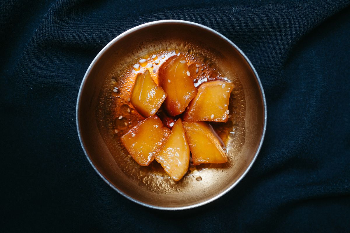 Tejocote caramelizado. Foto de Pexels.