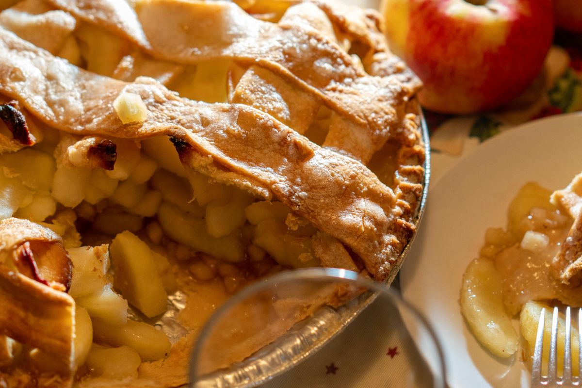 Pay de manzana horneado. Foto de Pexels.