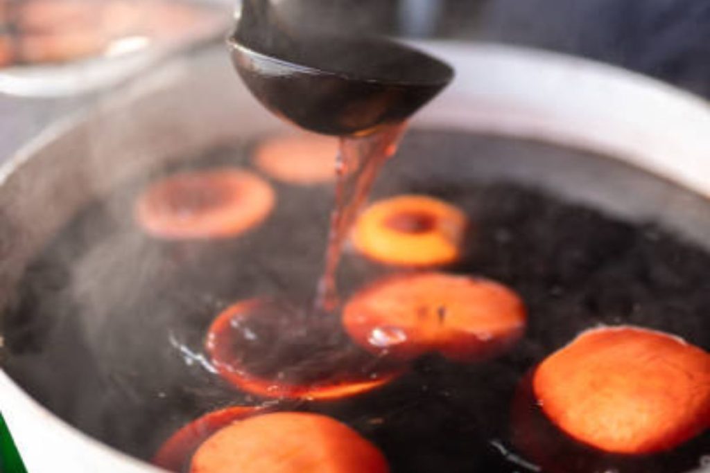 Así puedes aprovechar la fruta cocida del ponche navideño