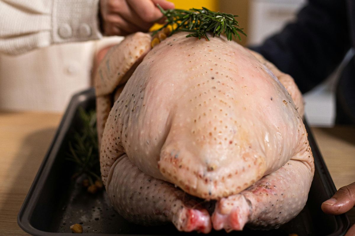 Pavo crudo listo para hornearse. Foto de Pexels.