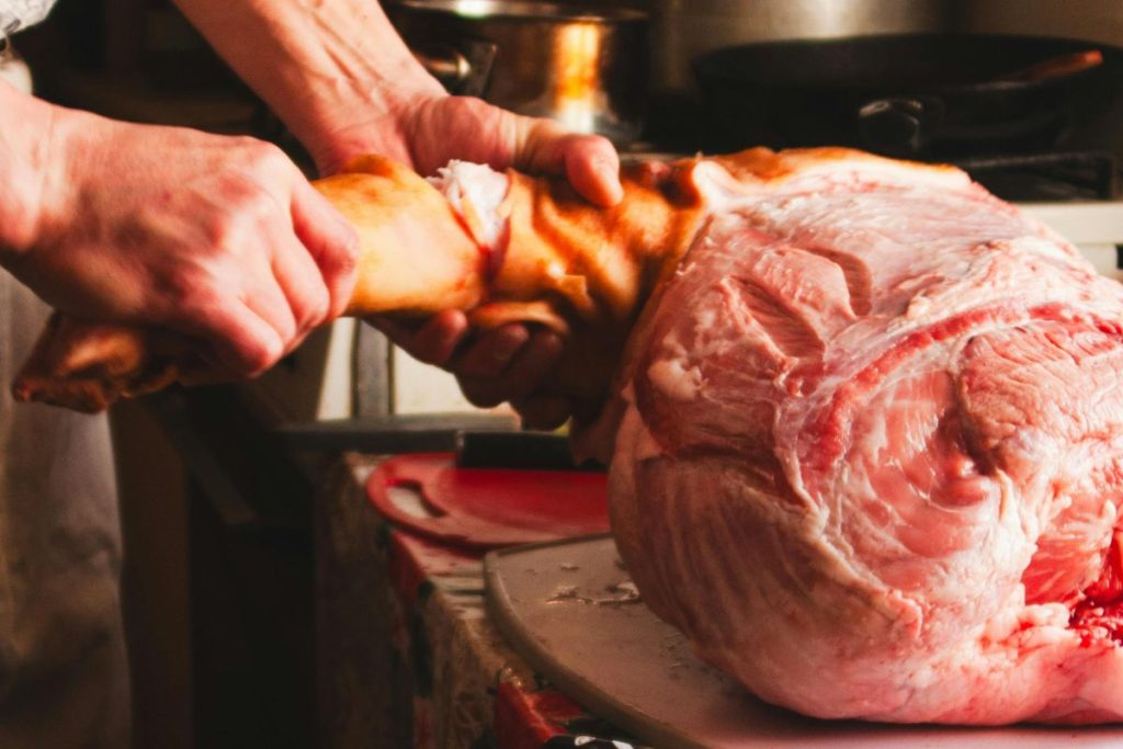 Elegir los líquidos para inyectar en la pierna de cerdo ayuda a mejorar la textura y sabor final de la pieza.