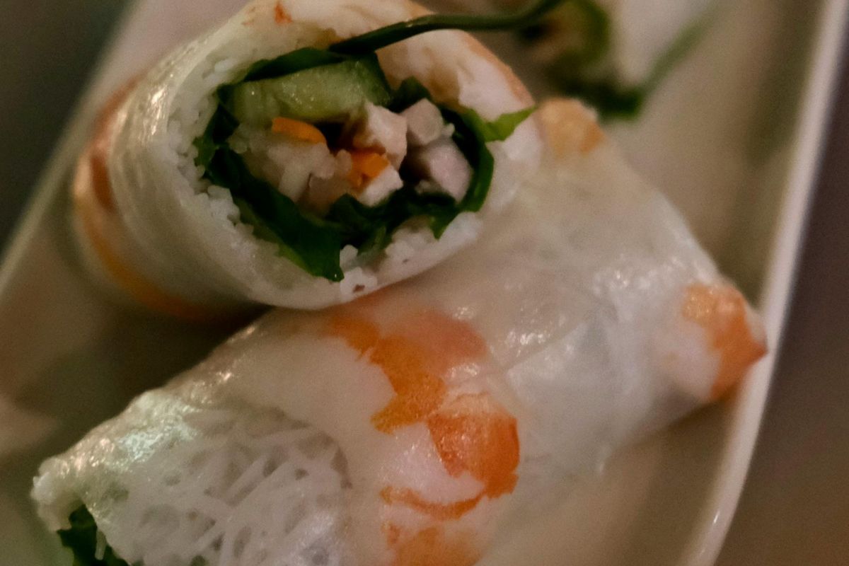 Rollos de vegetales con camarón frescos. Foto de Pexels.