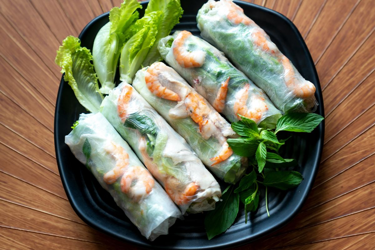 Rollos de vegetales con camarón frescos. Foto de Pexels.