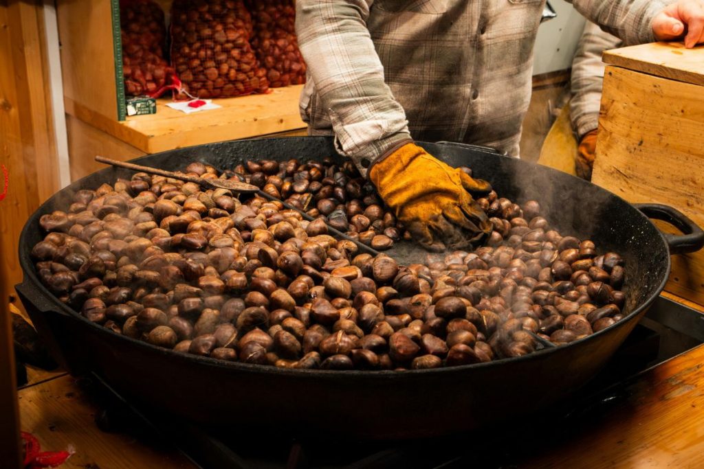 Pelar castañas requiere de una técnica específica para mantener la pulpa comestible intacta.