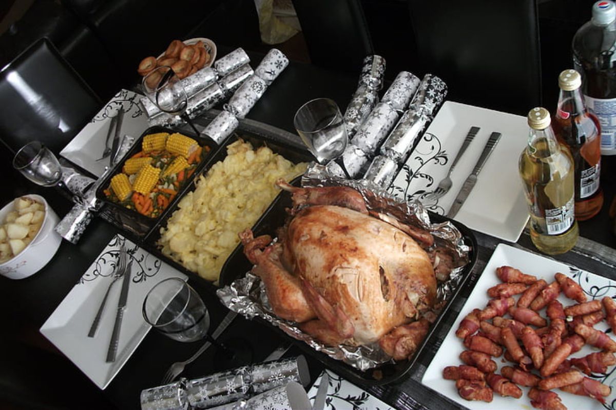 Pavo acompañado de diversas guarniciones. Foto de Pexels.