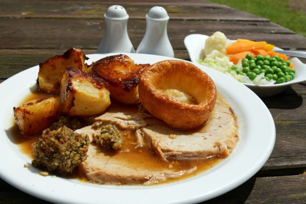 La pierna de cerdo se puede acompañar con guarniciones saladas y ligeramente dulces.