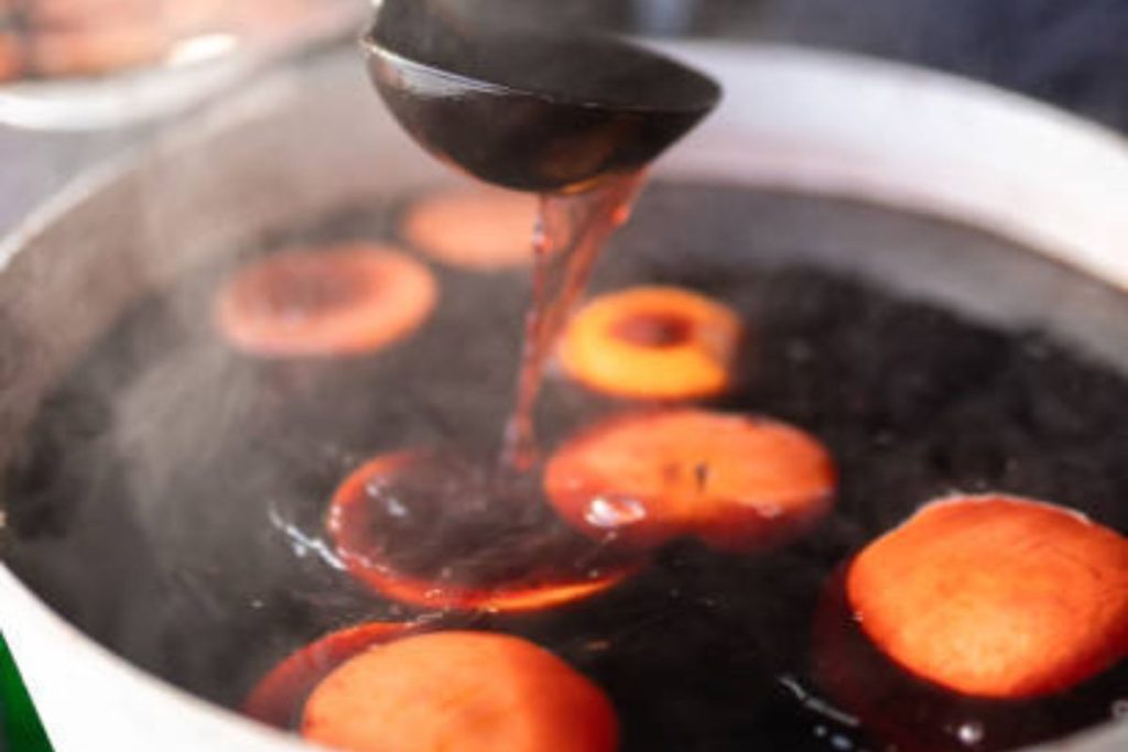 El ponche navideño es parte de la esencia de las fiestas navideñas en México.