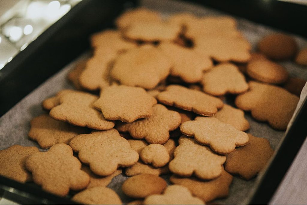 Preparar galletas de jengibre es una actividad popular durante el invierno en casa.