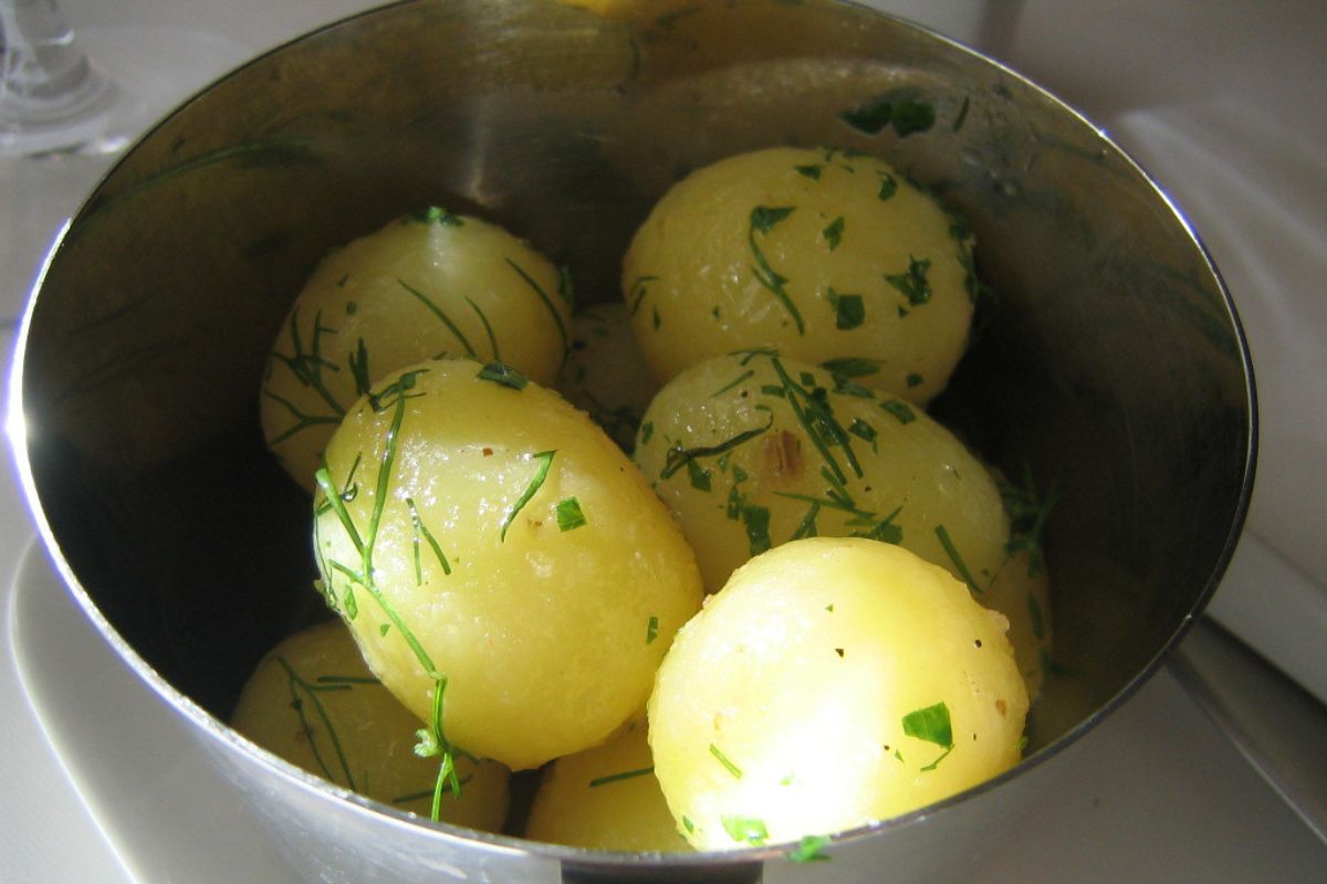Papas cocidas sazonadas con hierbas frescas. Foto de Pexels.