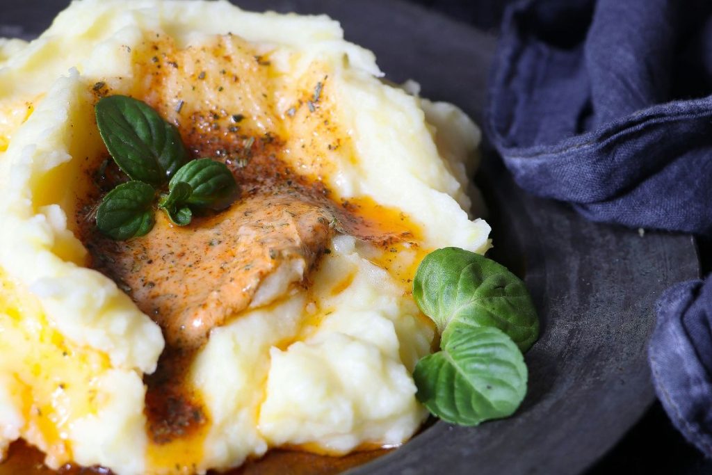 Preparar puré de papa es una receta favorita para acompañar distintas carnes.