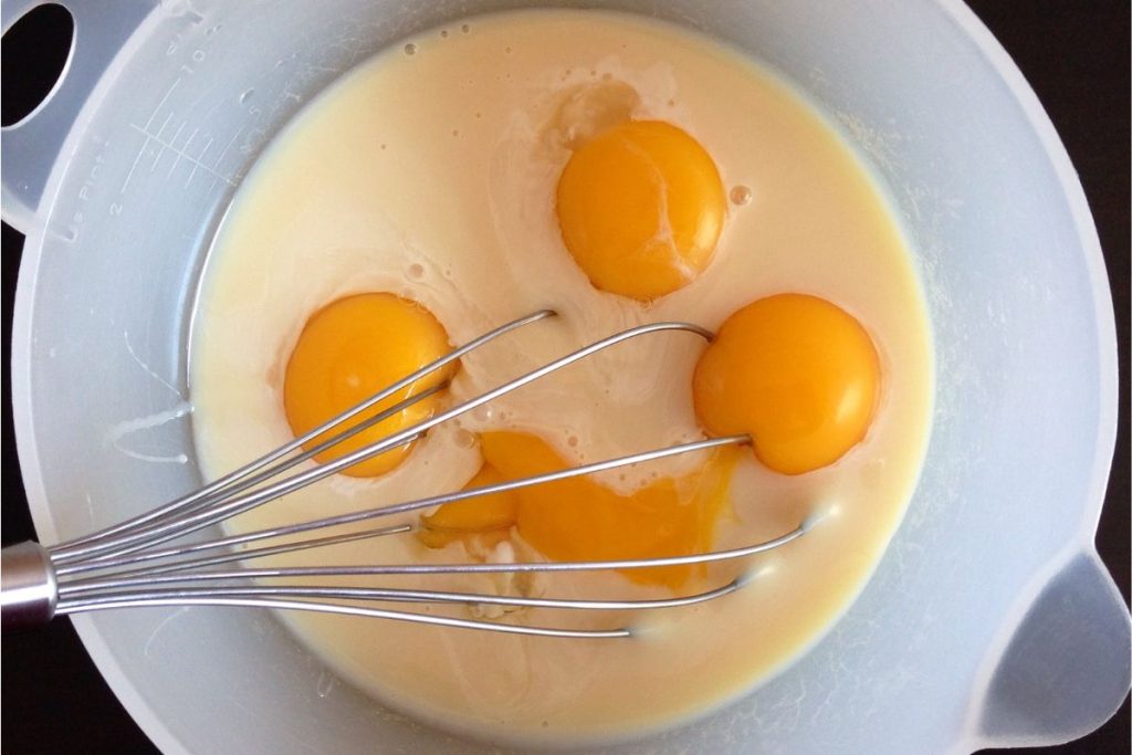 Preparar rompope es perfecto para sorprender a los invitados en casa.