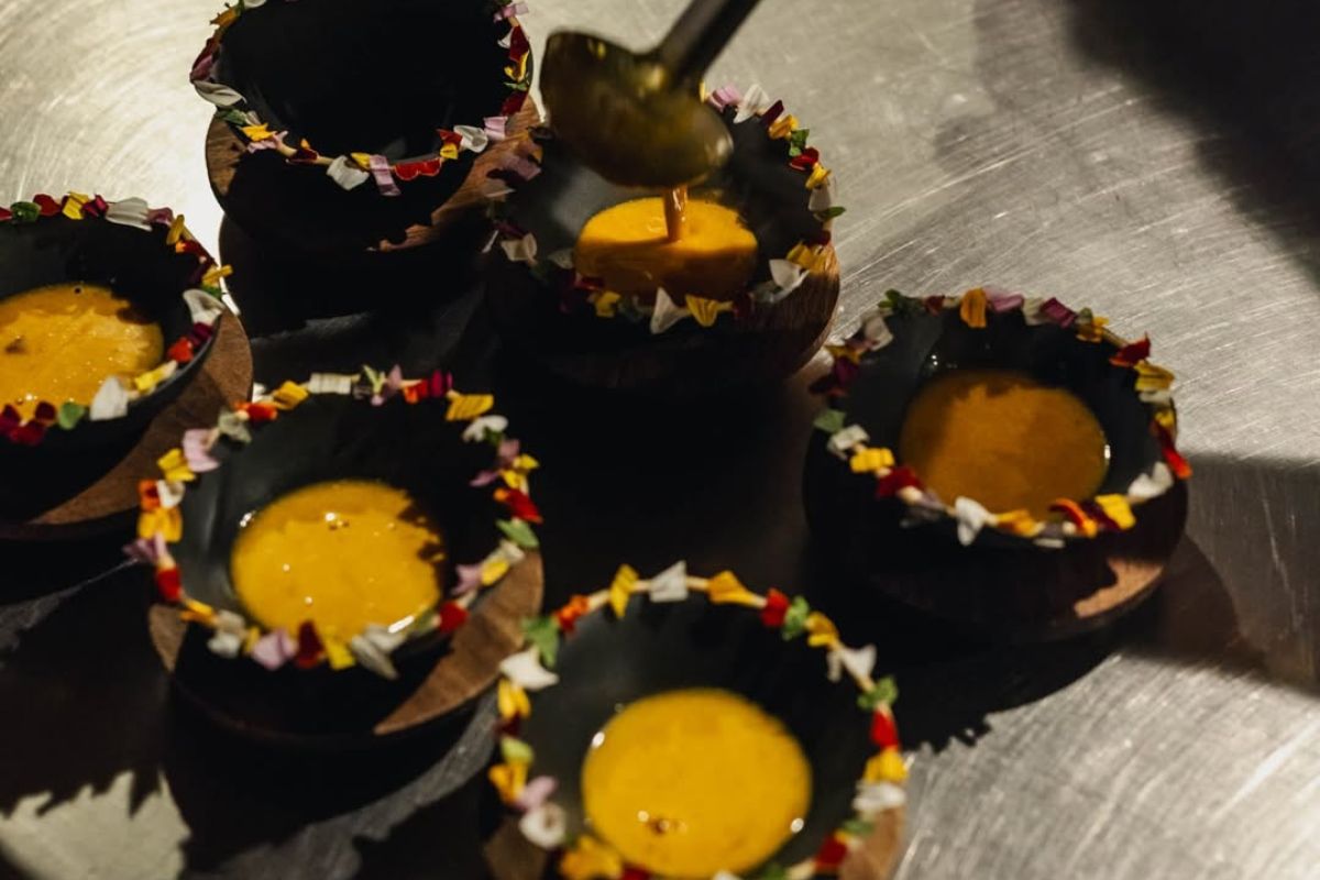 Miso de maíz pozolero, reducción de zanahoria y chile guajillo. Foto de Instagram Alcalde.