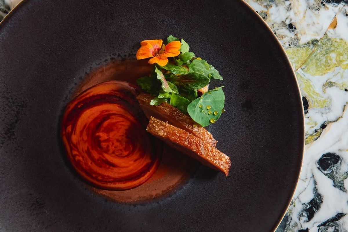 Pato rostizado con mole manchamanteles. Foto de Instagram Quintonil.