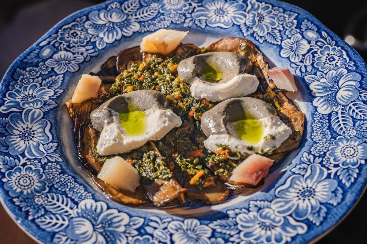 Berenjenas asadas, acompañadas de jurel ahumado, jocoque y mojo de hojas. Foto de Instagram Villa Torél.