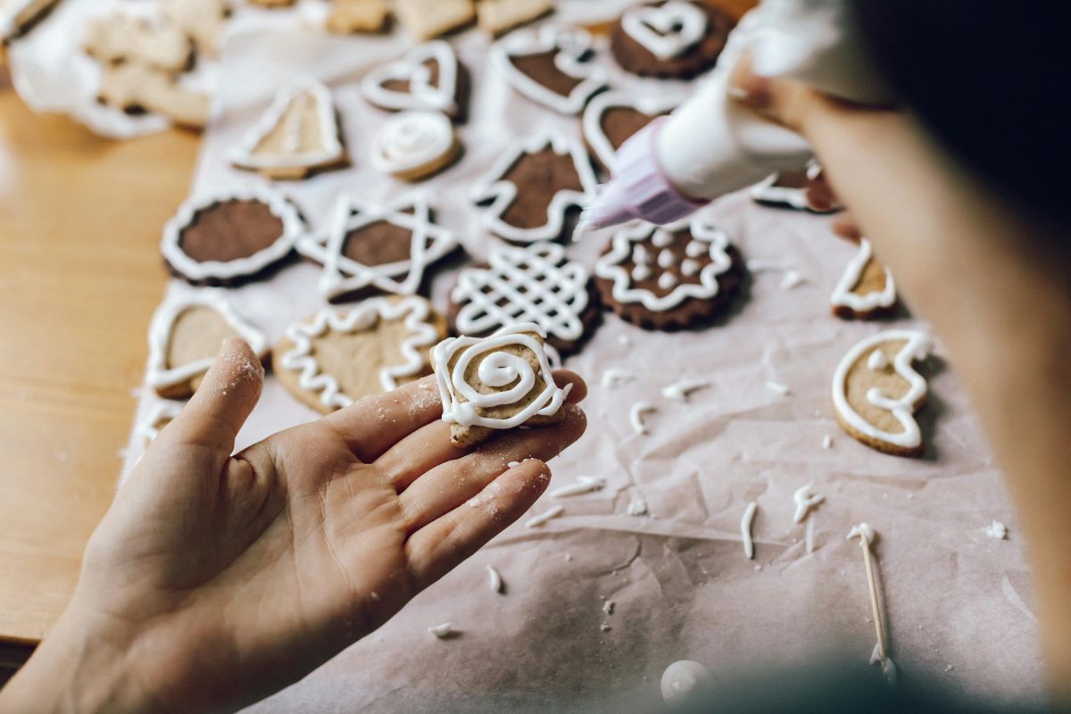 Persona decorando galletas. Foto de Pexels.