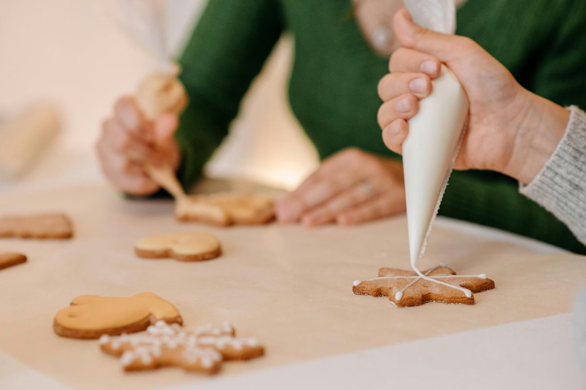 Persona decorando galletas. Foto de Pexels.
