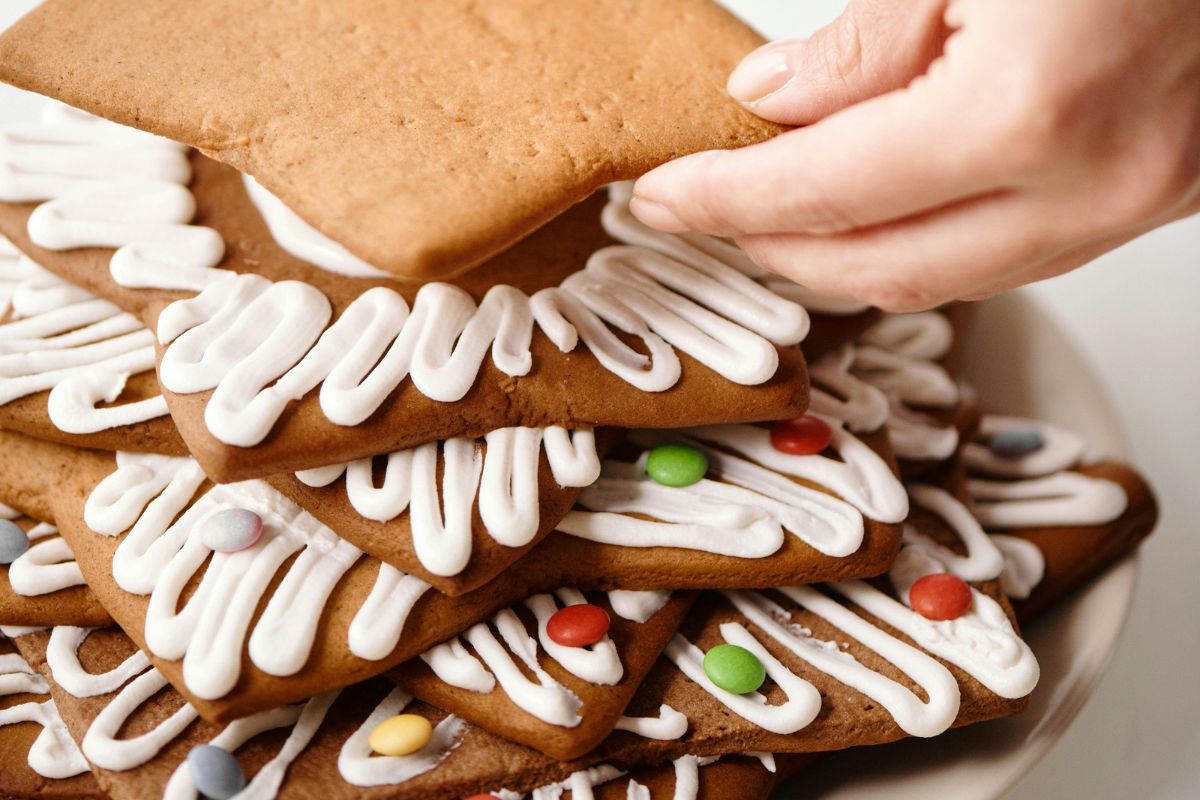 Torre de galletas unidas con glaseado. Foto de Pexels.
