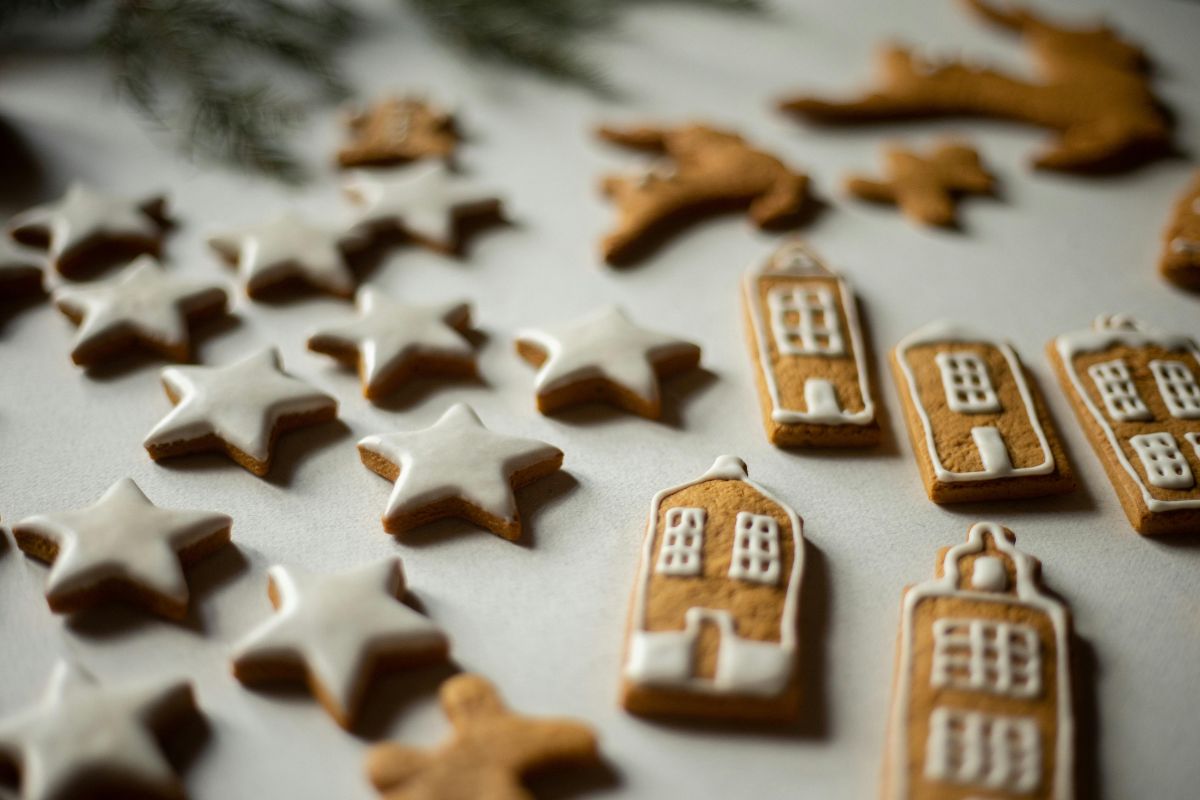 Galletas navideñas decoradas. Foto de Pexels.