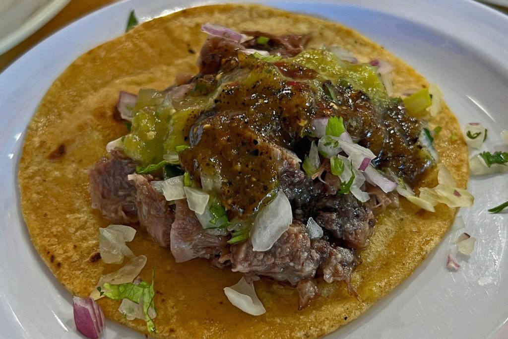 Los tacos de lengua son un clásico en la cocina de noche en México.