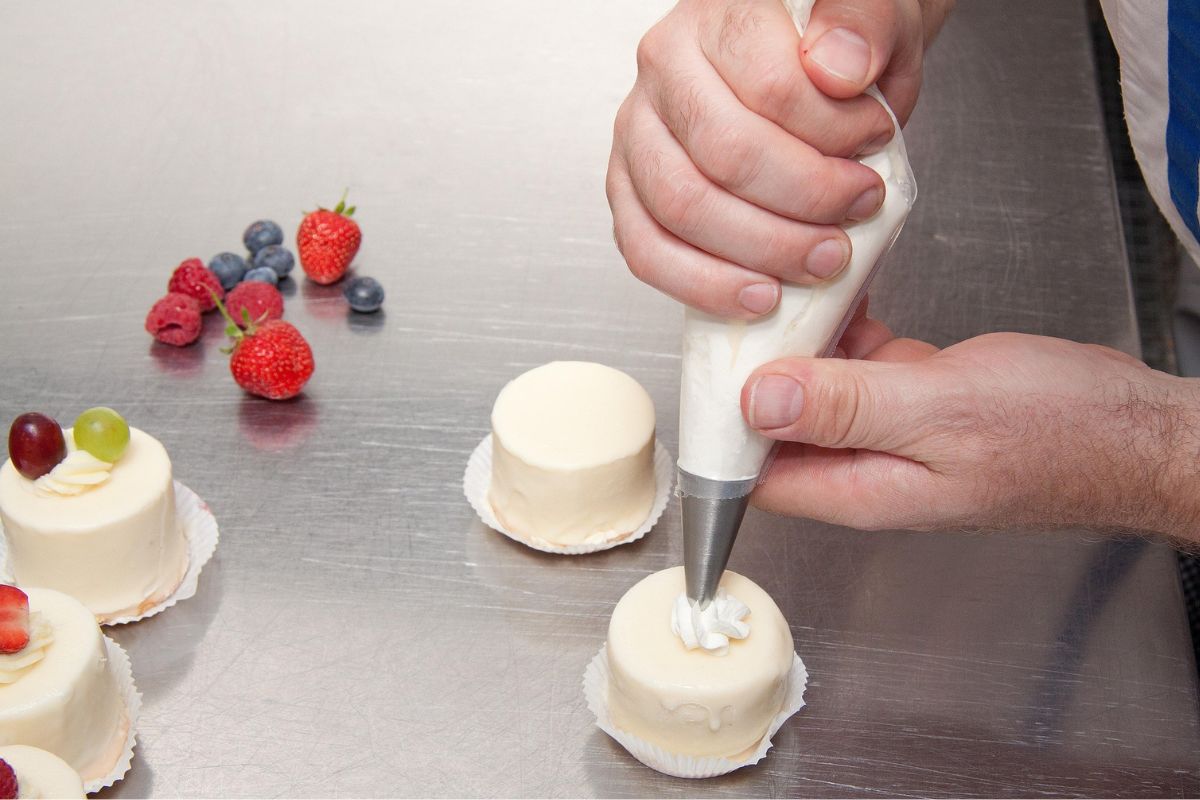 Detalles de decoración con crema batida. Foto de Pexels.