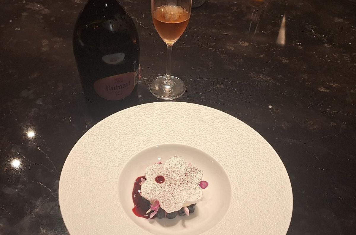 Helado de higuera con espuma de yogurt, manzana verde, blueberries y merengues de la chef Camille Pelé con Champagne Ruinart Rosé, foto de Miriam Carmo