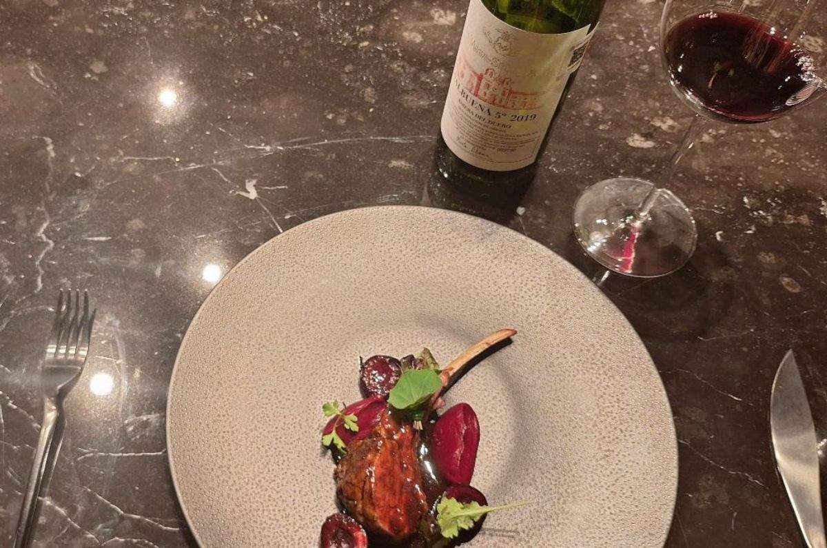 Cordero con puré de betabel con foie y ciruela del chef Trejo con Vega Sicilia Valbuena 5 2020, foto de Miriam Carmo