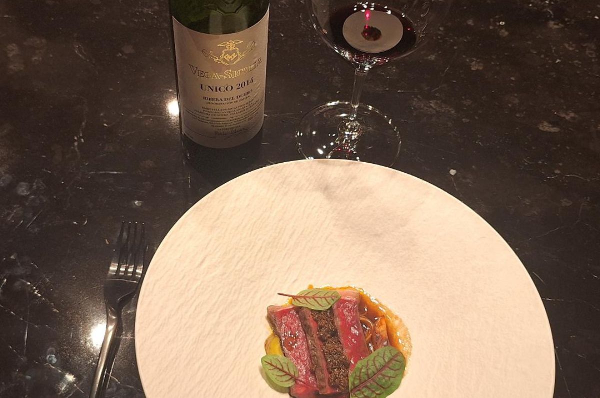 Rib Eye Wagyu con zanahorias rostizadas, XO de lemon grass con notas de mandarina del chef Marc con Vega Sicilia Único 2014, foto de Miriam Carmo