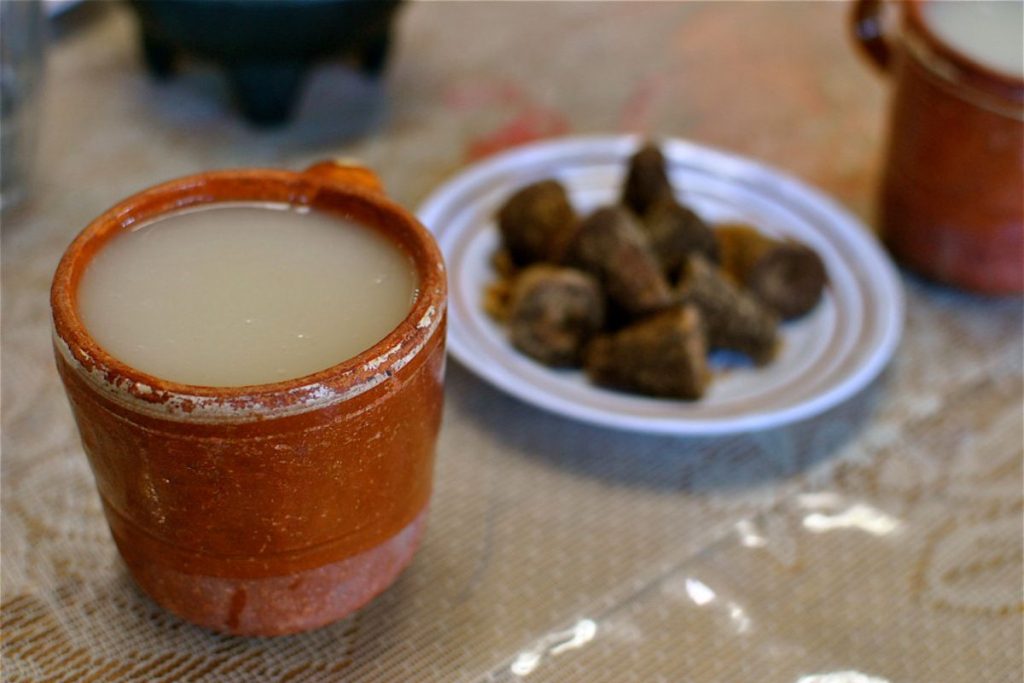El atole de masa se cocina por varias horas hasta que se vuelve una especie de pudín.
