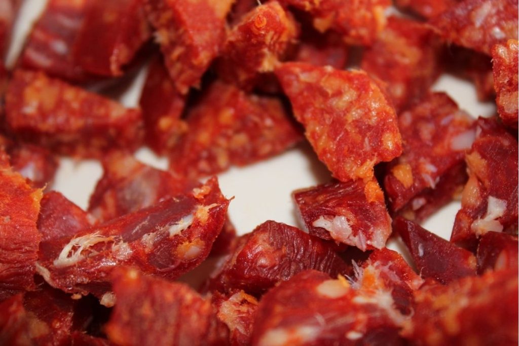 ¿Cómo se debe guardar el chorizo fresco para alargar su vida útil?