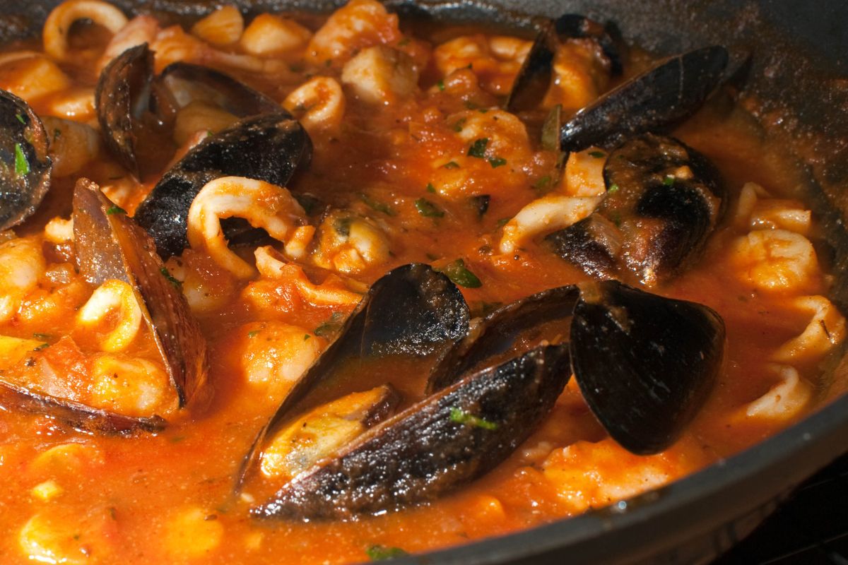 Mejillones cocidos en caldo de tomate. Foto de Flickr.