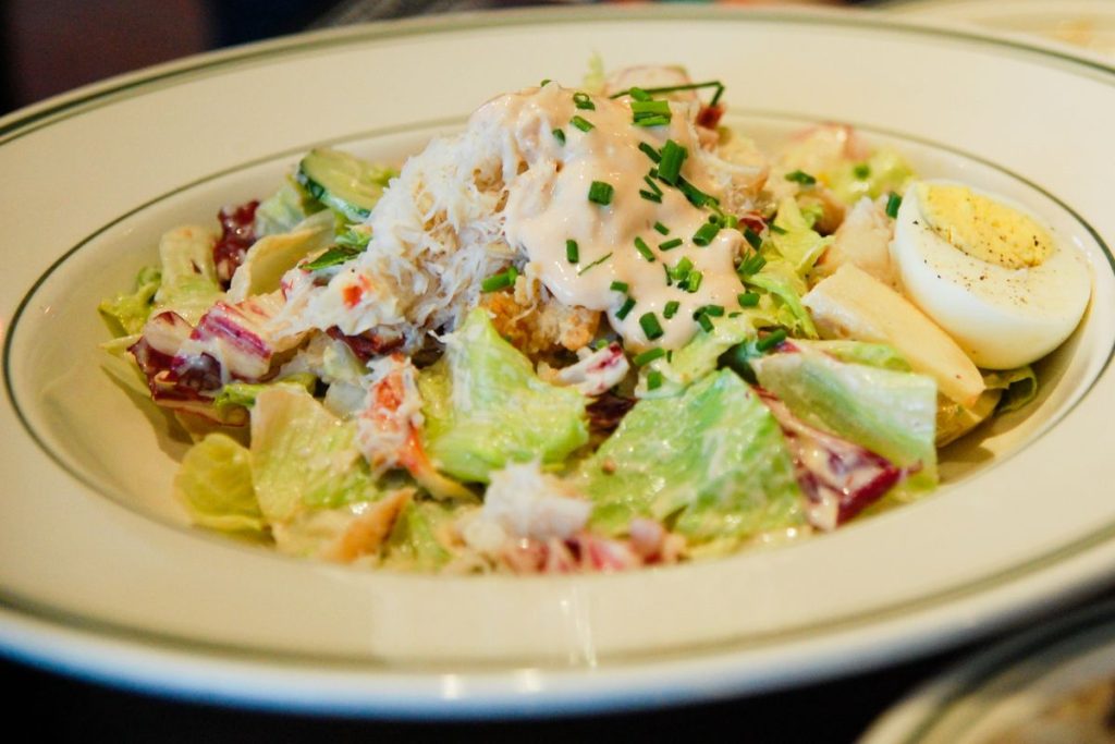 ¿Cuáles son los ingredientes de la clásica ensalada crab louie?