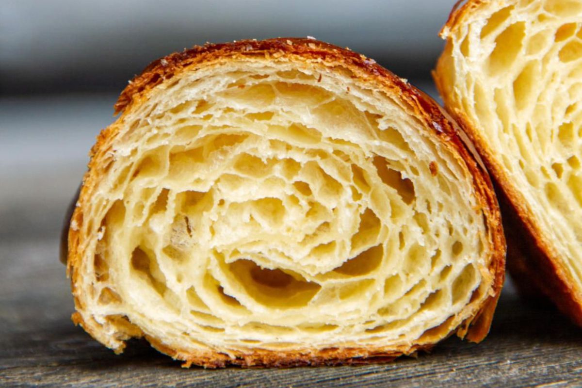 Pieza de pan dulce recién horneada. Foto de Pexels.