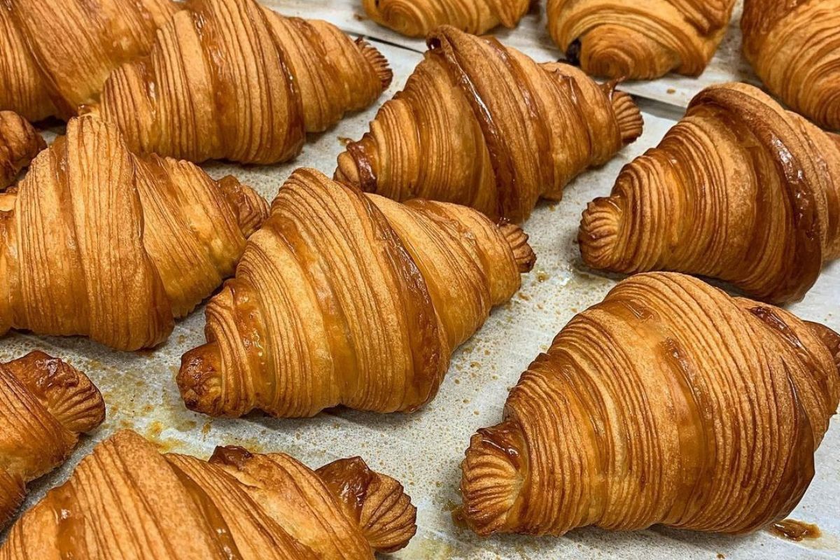 Pieza de pan dulce recién horneada. Foto de Pexels.