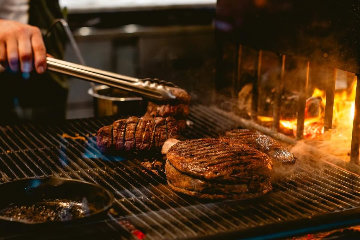 Cortes de carne cocinados al carbón. Foto de Instagram Gwen.