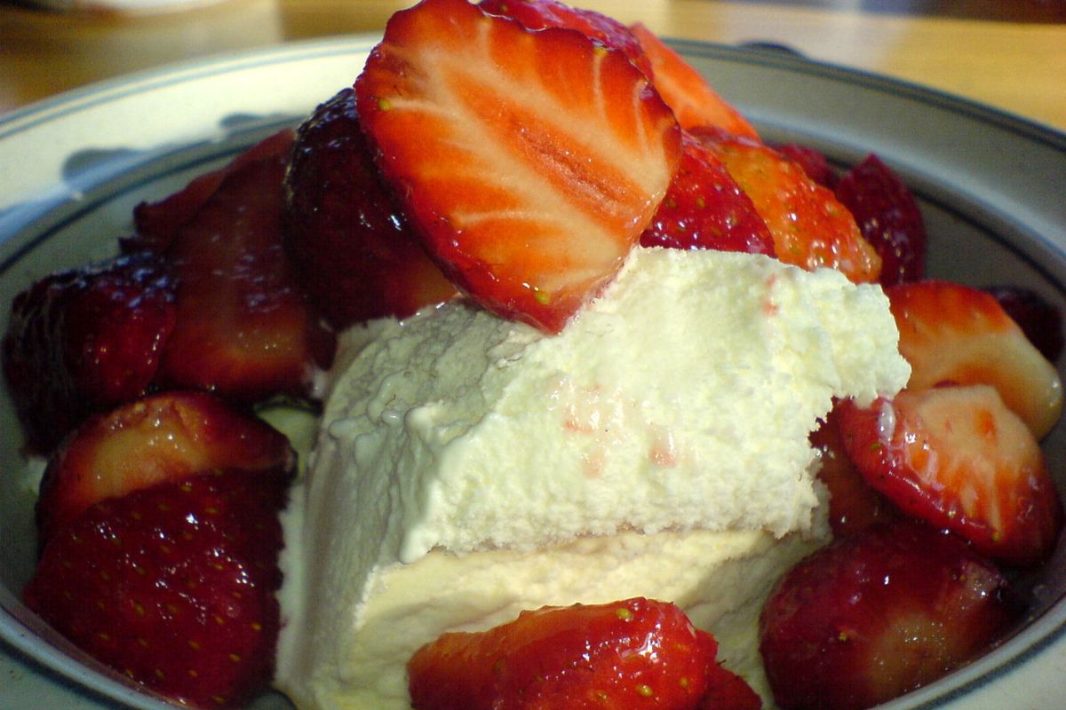 Postre con fresas y crema. Foto de Flickr.