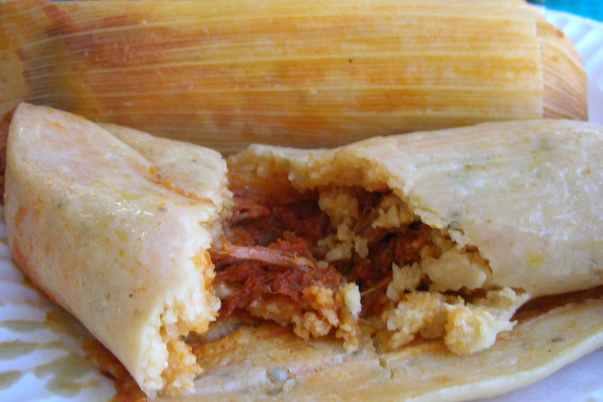 Tamal de salsa roja con pollo. Foto de Flickr.