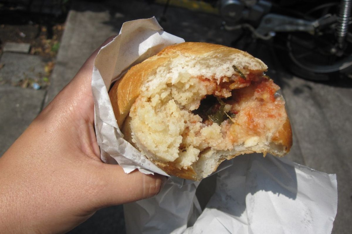 Torta de tamal de rajas con queso. Foto de Flickr.