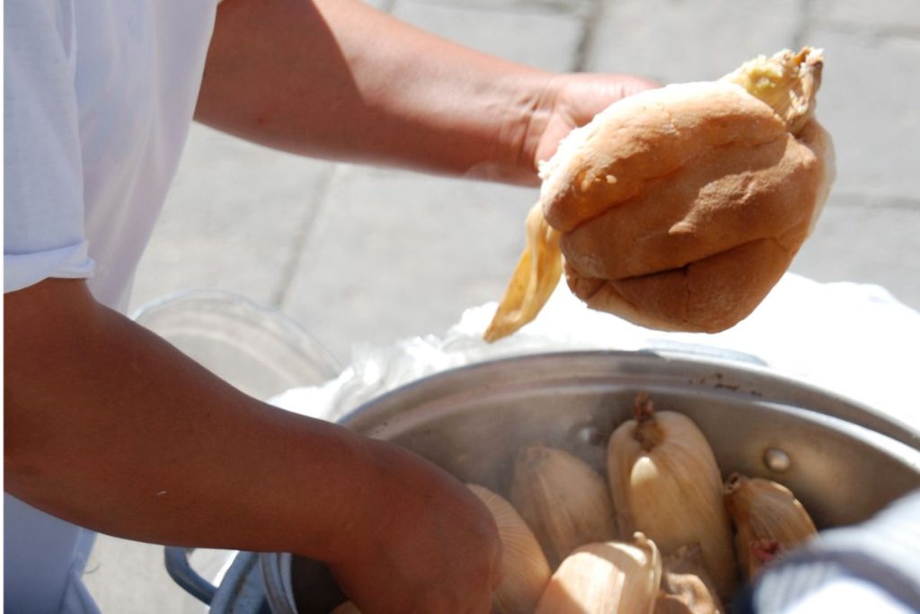 La guajolota es el nombre popular que recibe la clásica torta de tamal de la CDMX.