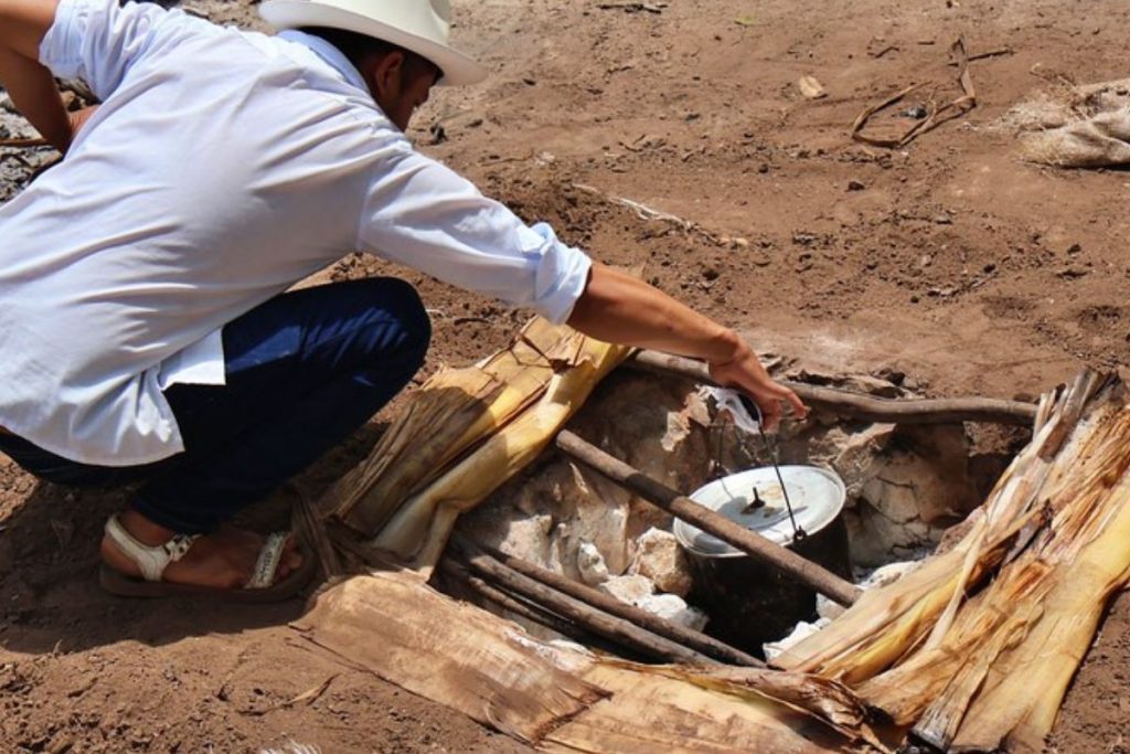 Los hornos bajo tierra son un método ancestral que se mantiene vigente.
