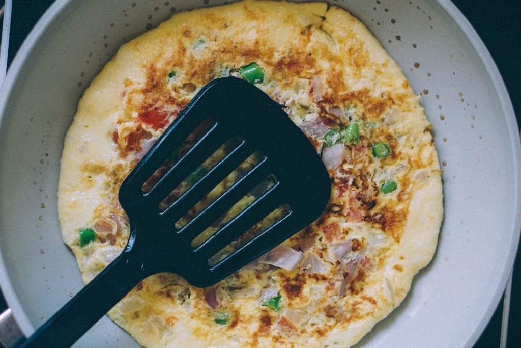 El omelette denver es una receta típica para el desayuno americano.