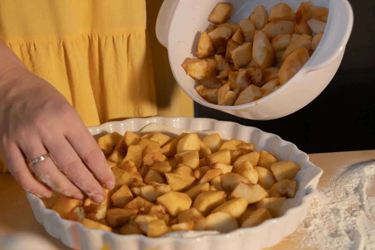 Manzana cocida con canela para pay. Foto de Pexels.