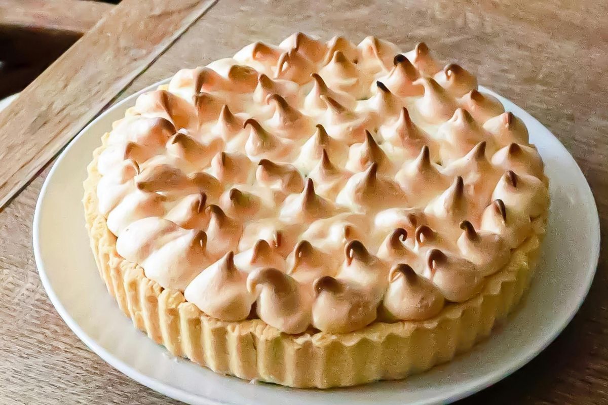 Tarta horneada de limón con merengue. Foto de Pexels.